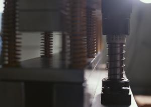 治具を用い加工作業の効率化を行う